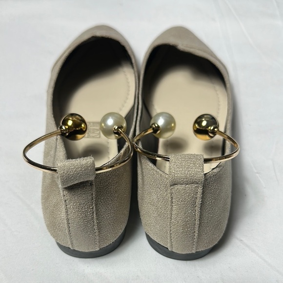 NIB Tan Flats with Pearl Accent Ankle T-Strap Detail Sz 39 - Picture 3 of 7